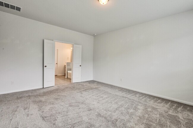 Building Photo - 211 Short Leaf Dr