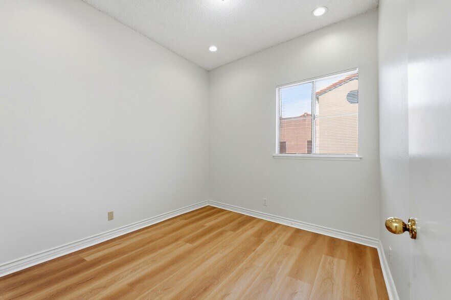 Building Photo - 13901 Olive View Ln