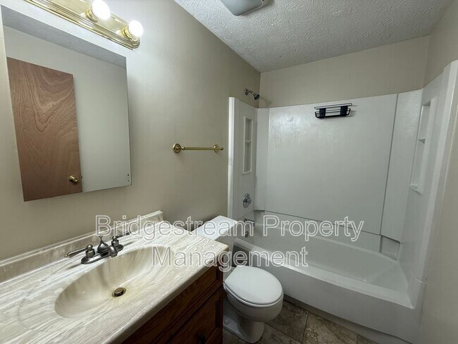 Building Photo - 2421 Bentree Ct