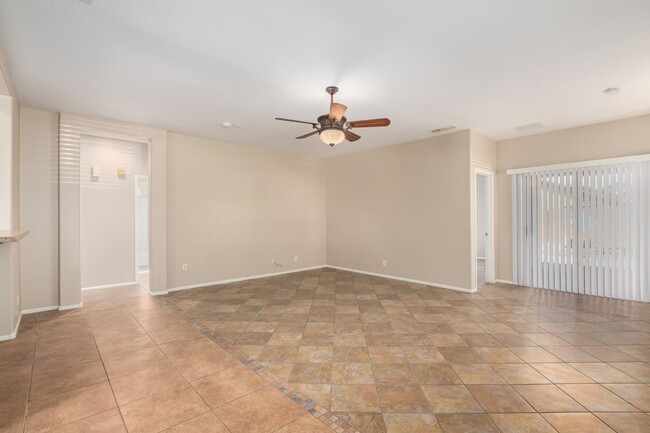 Building Photo - Check out this 3 bed/2 bath LARGE CORNER LOT!