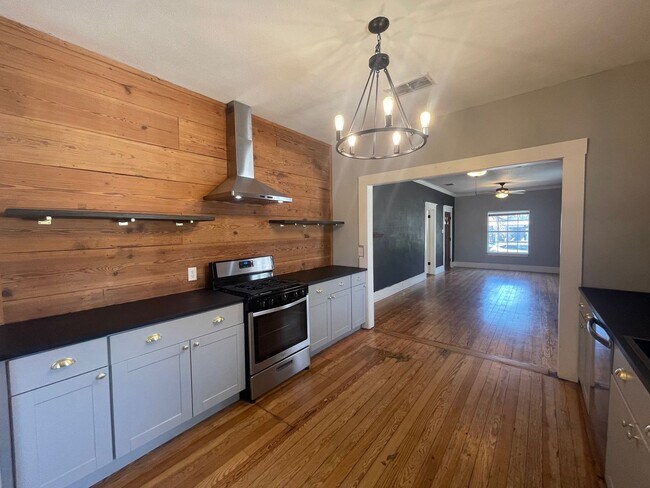 Building Photo - Woodlawn Gem!!