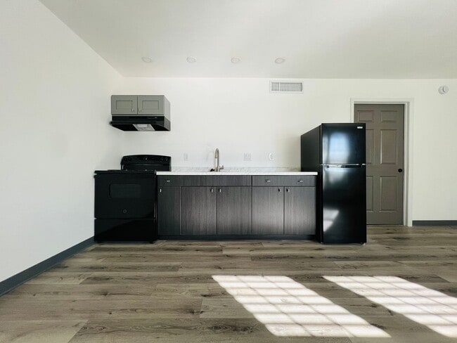 Building Photo - 2 Bedroom Duplex, near UNLV- Utilities Included!!
