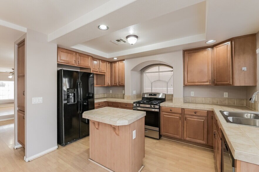 Building Photo - 896 Eureka Falls Ct