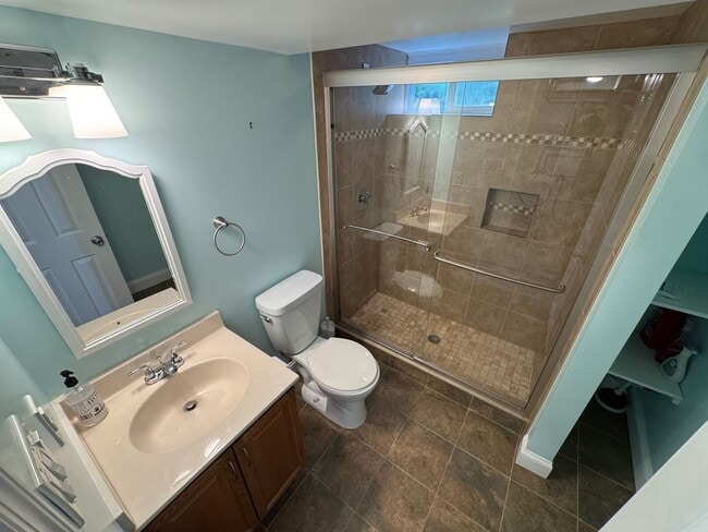 Building Photo - Beautiful 2 Bed 2 Bath Semi-Detached Brick...