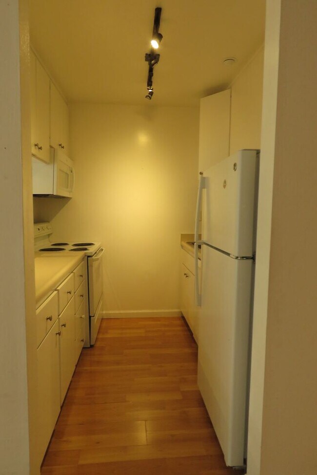 Building Photo - Unique Jr. One Bedroom with Views and Parking