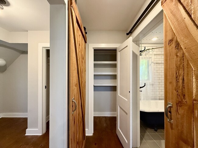 Building Photo - 574 Primitive St