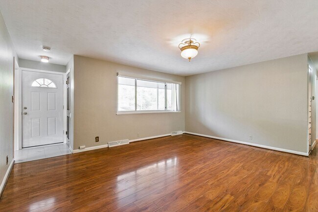 Building Photo - 400 Tedmon Dr