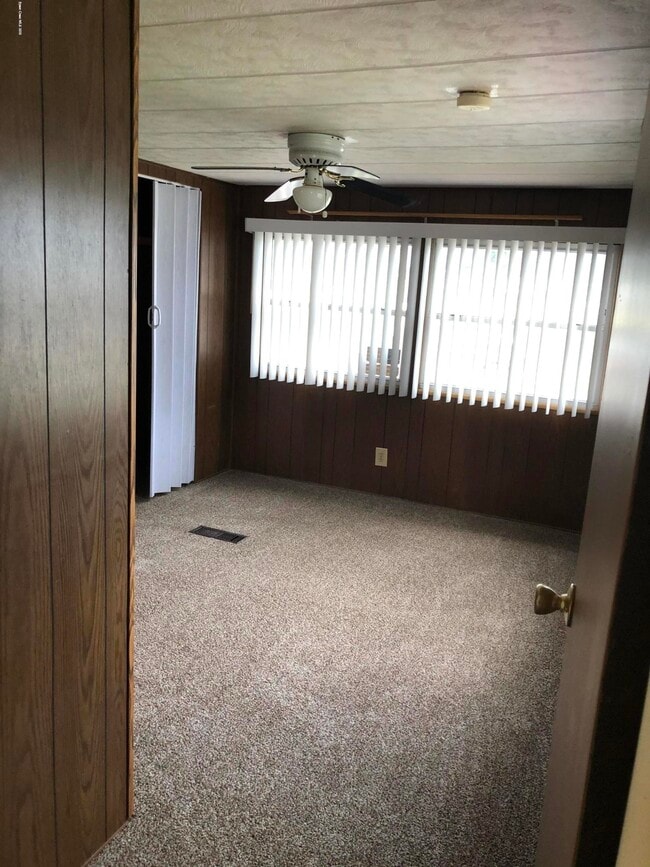 Building Photo - 215 Holiday Park Blvd NE