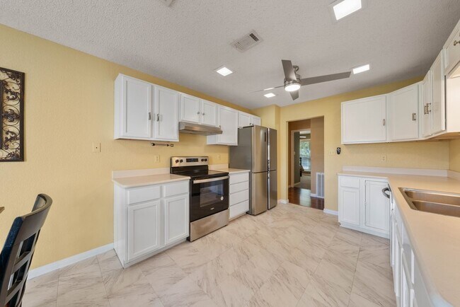 Building Photo - Charming 3-Bed Home with Fireplace & Garage in New Braunfels – 1,505 Sq Ft of Comfort