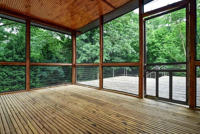 Oversized Screen room - 866 Moreland Ave SE