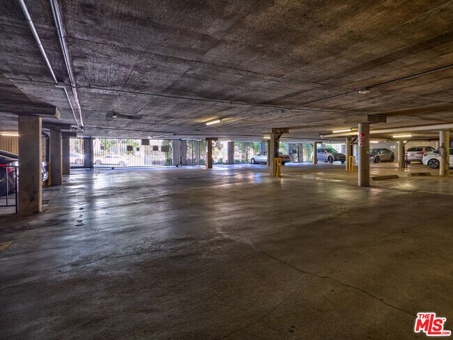 Building Photo - 7320 Hawthorn Ave