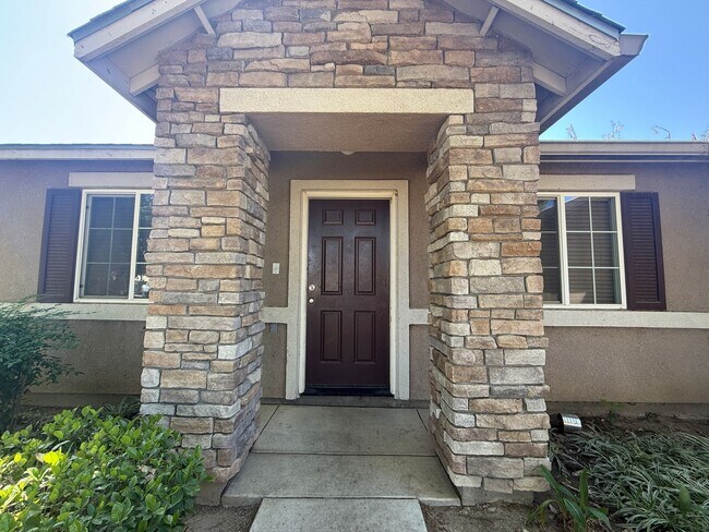 Building Photo - 3-bedrooms and two bathrooms home located in Visalia, CA