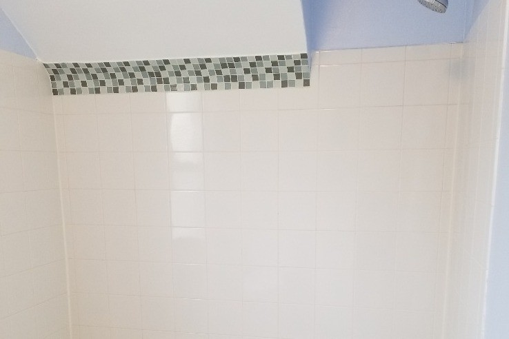 Upstairs Bath - 2901 Chesley Ave