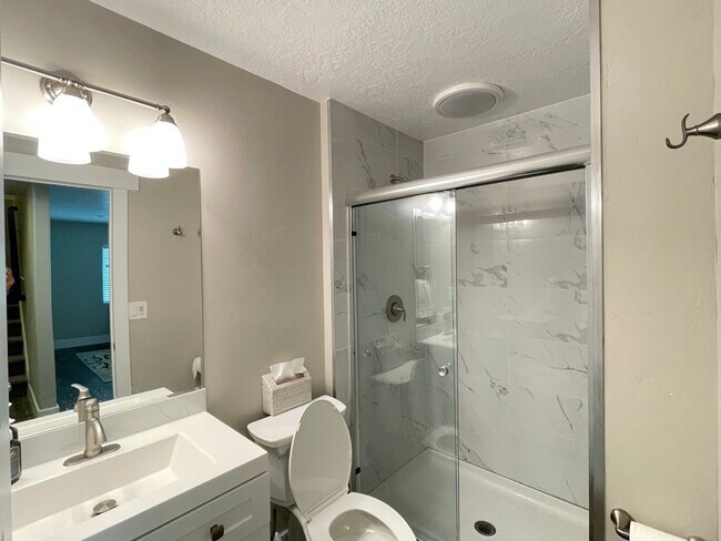 Building Photo - Great Daybreak Home Available March 1!