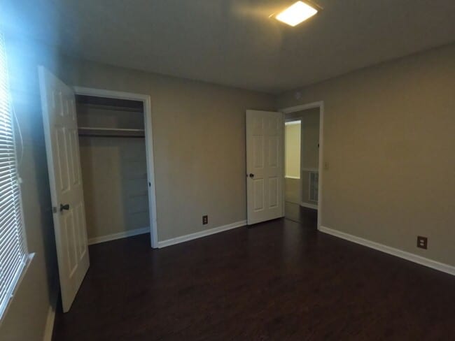 Building Photo - 705 Heritage Square Dr