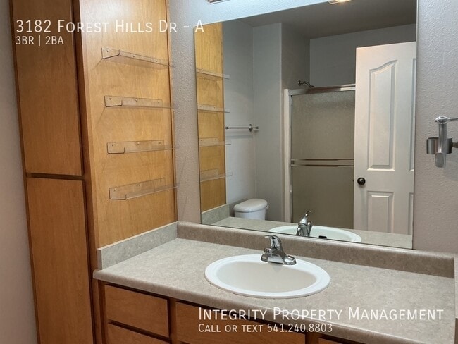 Building Photo - 3182 Forest Hills Dr