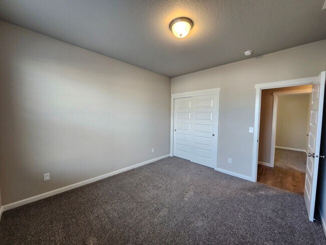 Building Photo - Charming 3-Bedroom, 2-Bath Home with Spaci...