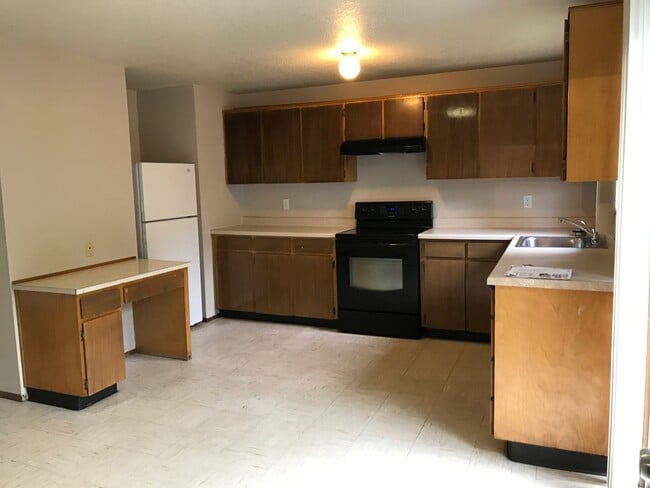 Building Photo - Spacious 3 bdrm/1.5 bath, Garage, Fenced B...