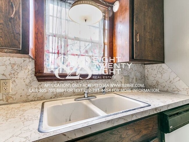 Building Photo - Cozy 2 Bed/1 Bath Single Family Brick Home...