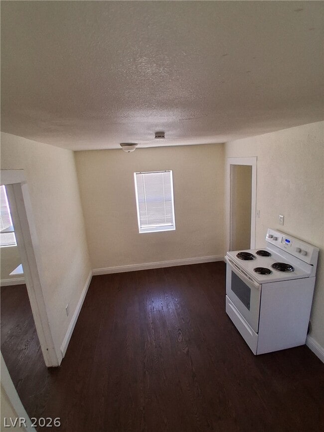 Building Photo - 413 W Van Buren Ave