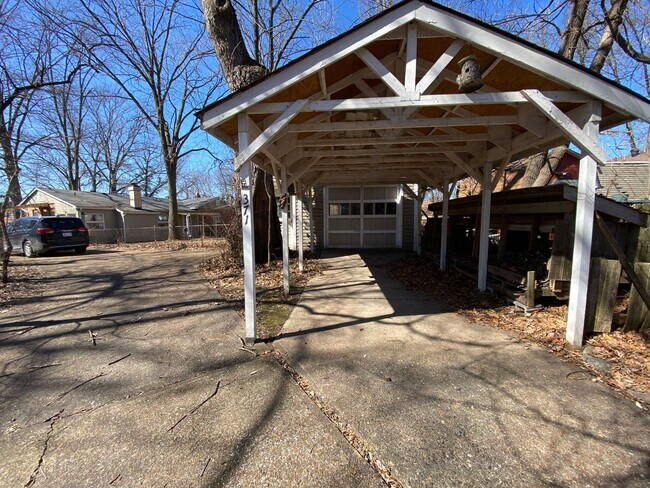 Building Photo - Private Charming Home!