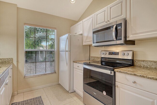 Building Photo - Spacious 3 bedroom, 2 bath condo with a lake view in Palmer Ranch