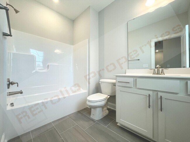 Building Photo - Gorgeous 4 Bedroom 3 Bath Home with Fiber ...