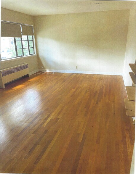 LARGE LIVING ROOM - 95 W 49th St