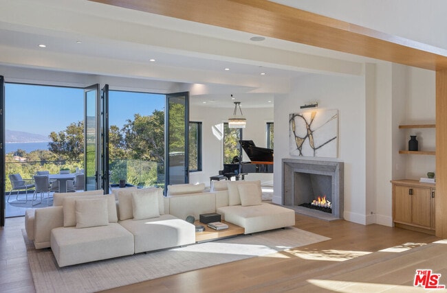 Building Photo - 7052 Dume Dr