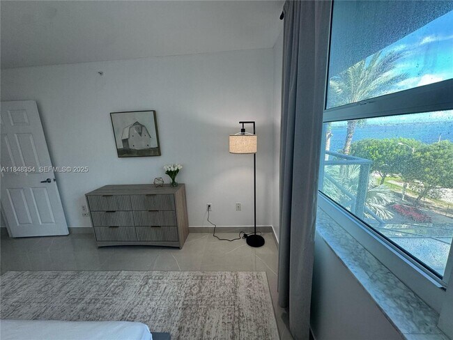 Building Photo - 1155 Brickell Bay Dr