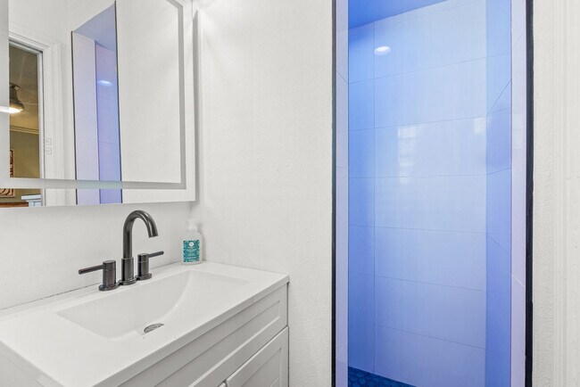 Building Photo - 306 Naples St