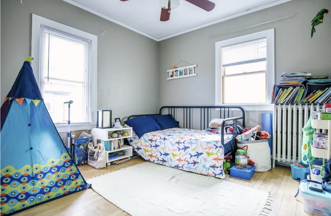 Building Photo - 2 bedroom 1 bath Upper level - VIDEO TOUR