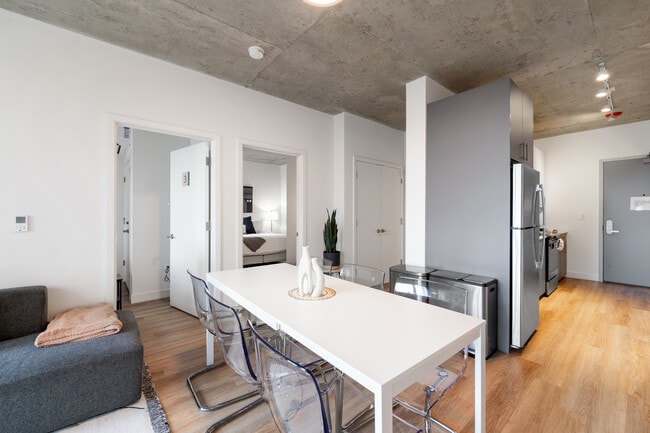 Building Photo - Central 4BR Apartment – Modern Living in Chicago