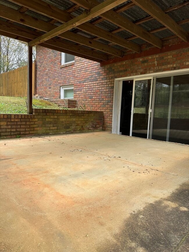 Building Photo - Large Home on the Eastside on a deadened street - Pre Lease