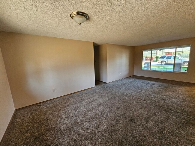 Building Photo - Roomy Ranch in Gladstone