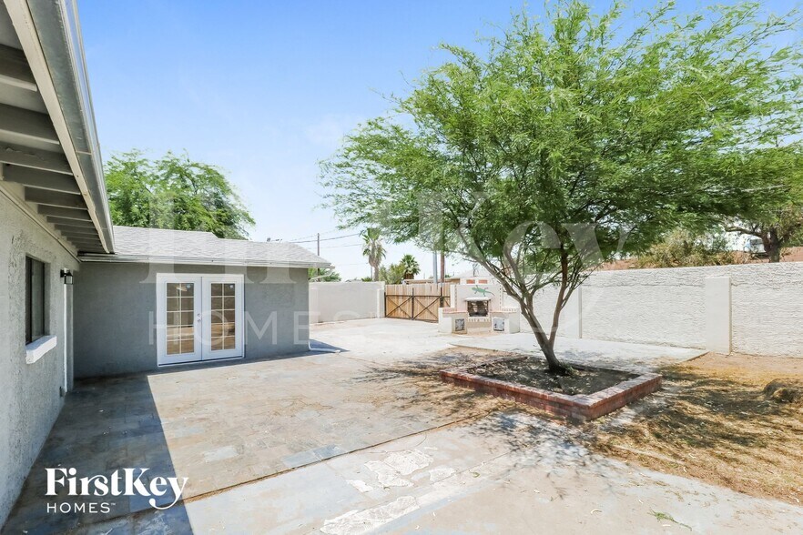 Building Photo - 806 E El Caminito Dr