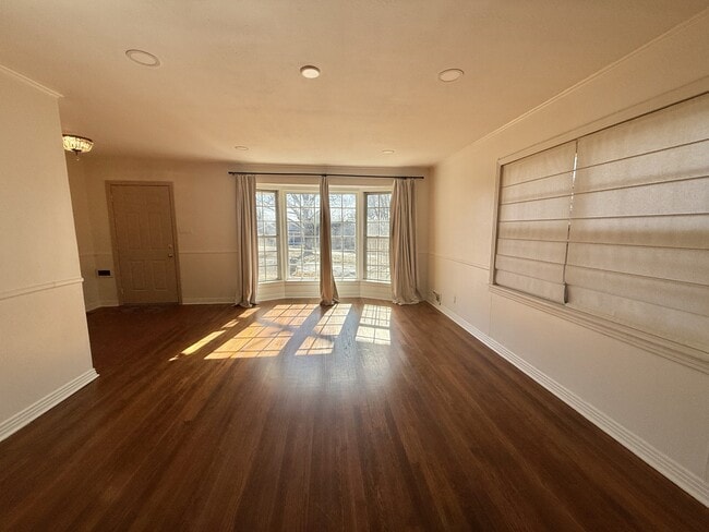 Building Photo - 1100 W Grand Ave