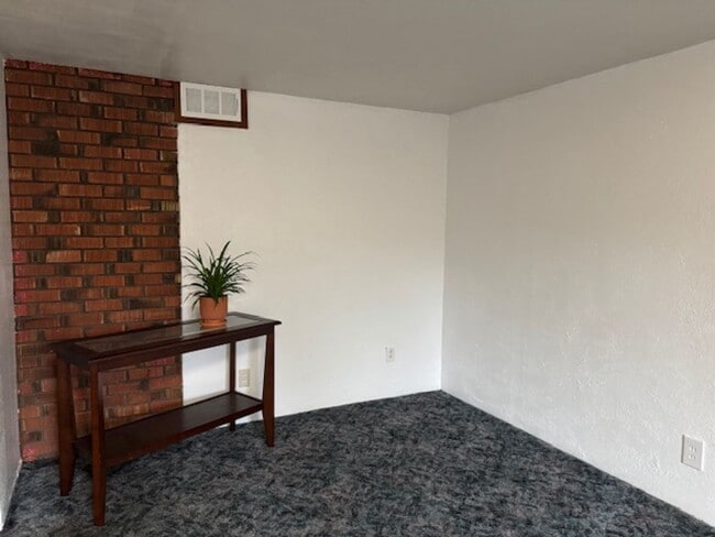 Building Photo - 2405 Sunset Dr