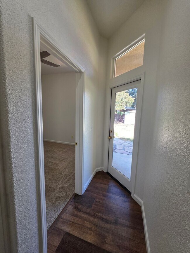 Building Photo - 3 bedroom 2 bathroom in a desirable SE Vis...