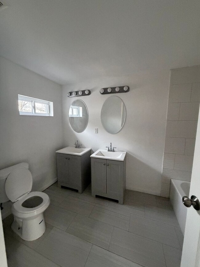 Building Photo - 3 Bedroom 2 bath duplex