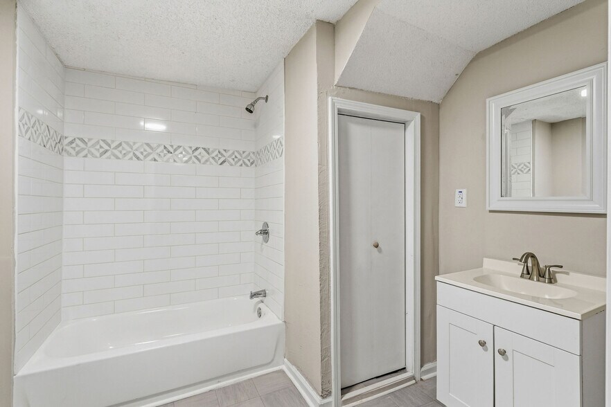 Building Photo - 1310 Oakwood Ave