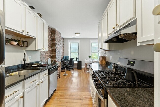 Building Photo - 19 Medford St