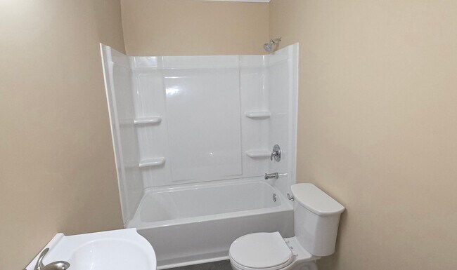 Building Photo - Spacious 4 Bedroom Home close to Missouri State University! $1495!