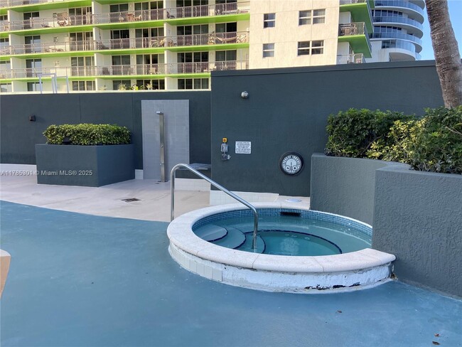 Building Photo - 1750 N Bayshore Dr