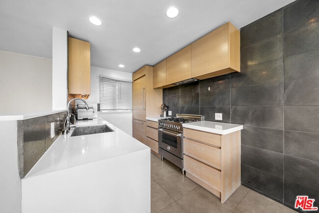 Building Photo - 1145 Larrabee St