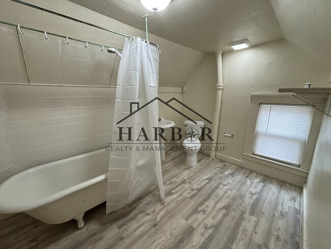 Building Photo - Bright & Spacious Upper-Level 1 Bedroom Du...