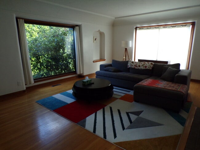 Building Photo - 4621 NE Royal Ct