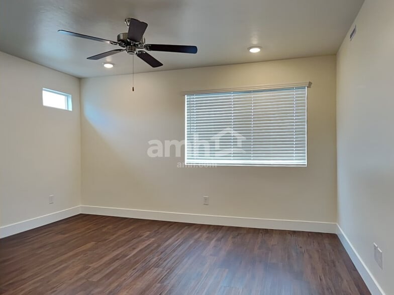 Building Photo - 1067 S Jillian Ave