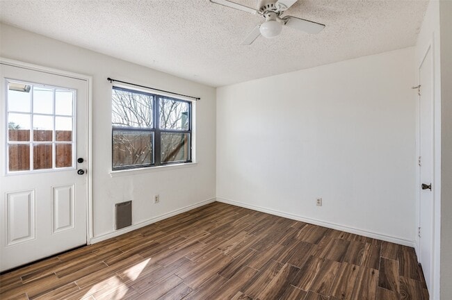 Building Photo - 661 Prairie Dell St