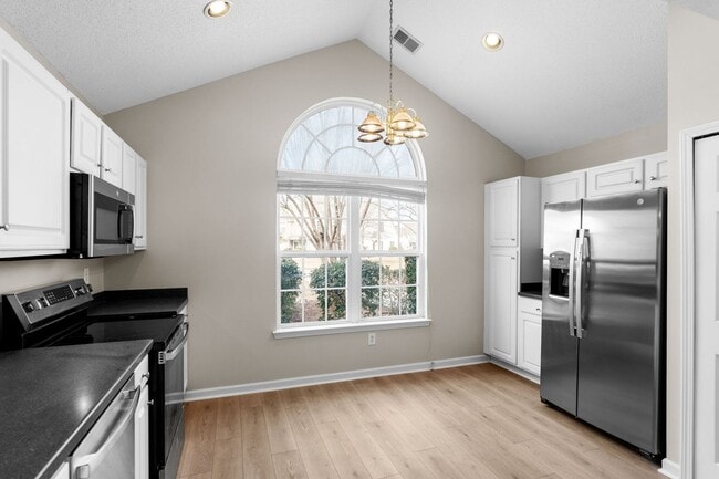 Building Photo - 571 Riverward Dr